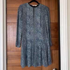 Tory Burch silk dress blue white patterned pleated long sleeved size 8